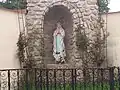 Socha panny Marie za kostelem