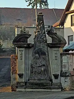 Obelisk se sochou Panny Marie s Ježíškem v Oseku