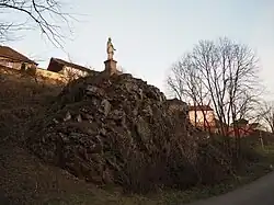 Socha sv. Jana Nepomuckého, pohled od jihozápadu.jpg