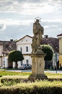 Socha svatého Jana Nepomuckého na náměstí v Dašicích