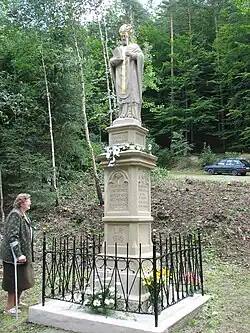 Socha sv. Františka Saleského 1 km jižně od kostela