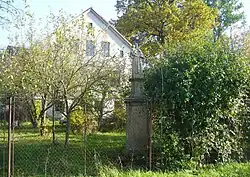 Socha svatého Antonína Paduánského v zahradě domu 143 ve Veselém (Q94447610) 01.jpg