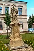Socha svatého Jana Nepomuckého, před školou v Dolní Čermné.jpg