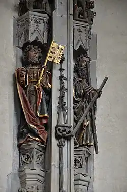 Postranní zdi zdobí sochy dvanácti apoštolů. Zde na obrázku sv. Petr (klíč) a sv. Ondřej (kříž ve tvaru X).