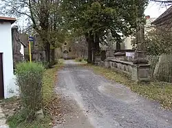 Sochy u kláštera.jpg