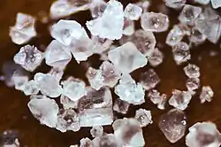 Krystalky chloridu sodného, nejznámějšího halegenidu