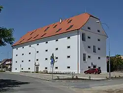 Barokní sýpka, přestavěná na bytový dům