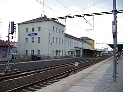 Nádražní budova s kolejištěm