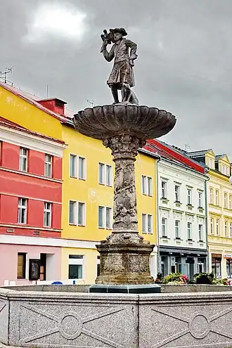 Sokolov kašna se sokolníkem (2).jpg