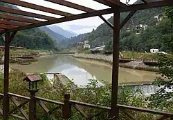 Pohled proti proudu z mostu Kiremitli Köprü z roku 1935