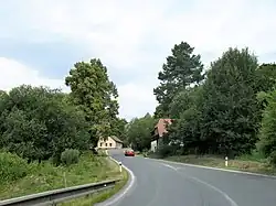 Silnice I/4, která vede z Prahy přes Strakonice a Vimperk na hraniční přechod Strážný/Philippsreut, prochází Solnou Lhotou