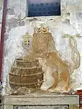 Freska se lvem nad pravým zazděným vchodem