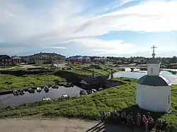 Pohled z Přádelní věže - kaple sv. Petra a Pavla, suchý dok a stará zástavba