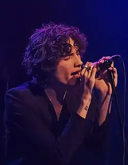 Sombr během koncertu v Londýně, 2025