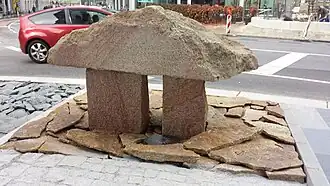 Barevná fotografie moderní plastiky složené z kamenů