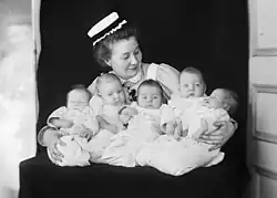 Syster på Sophiahemmet med fem spädbarn, 1920-tal