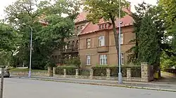 Současná Lékařská fakulta Univerzity Karlovy, boční strana.JPG