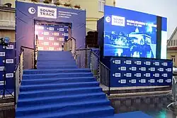 Modrý koberec u hotelu Libenský