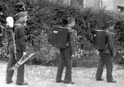 Přemísťování radiového kompletu (tři muži)