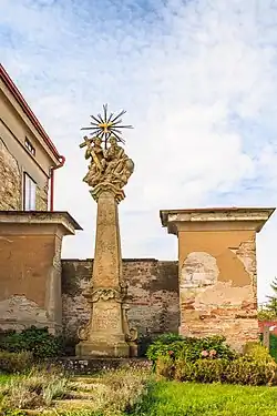 Sousoší Nejsvětější Trojice, před farou v Borohrádku.jpg