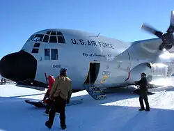 Dodávka surovin a jídla z upraveného LC-130 Hercules