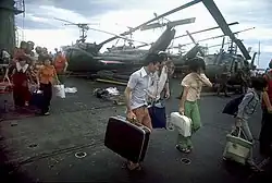 South Vietnamese refugees on US ship, duben 1975