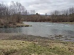 Rožnovská Bečva (zleva snímku) se vlévá do Vsetínské Bečvy