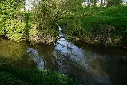 Soutok Veselky (nahoře) s náhonem Jizery