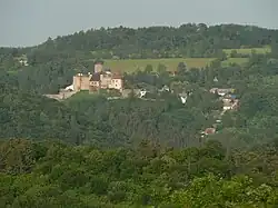 Pohled na obec s hradem od západu