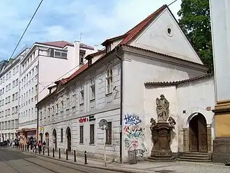 Budova fary, která stojí na jiném místě, než byl někdejší klášter (není totožná s místem)