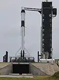Raketa Falcon 9 s lodí Crew Dragon na startovací rampě
