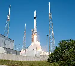 Raketa Falcon 9 vynáší kosmickou loď Dragon na misi CRS-19.