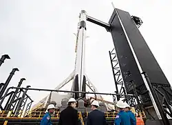 Raketa Falcon 9 s prvním stupněm B1051 před startem mise SpX DM-1