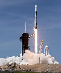 Start rakety Falcon 9 s pilotovanou kosmickou lodí Crew Dragon