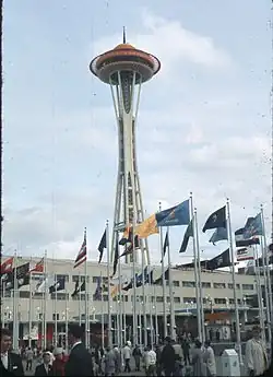 Vlajky vystavujících států a věž Space Needle