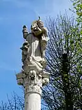 Kopie sochy Immaculaty na vrcholu sloupu
