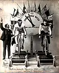 spinning on roller; Klasická kola umístěna na otáčecí válce a zapojena na měřič rychlosti.