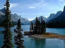 Jižní část Maligne Lake, Mt. Brazeau v pozadí