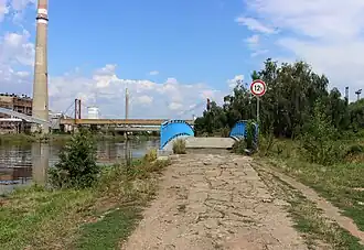 Lávka přes ústí do Labe, v pozadí Spolana