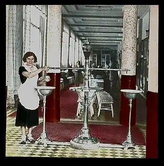 Pramen na poděbradské kolonádě, 30. léta 20. století.