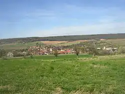 Celkový pohled na Srbeč z jihu, od mšecké silnice