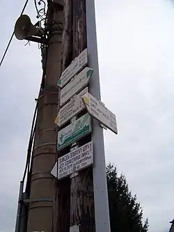 Rozcestník v Srbsku ještě před změnou barvy trasy