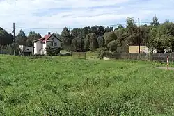 Jedno ze stavení osady