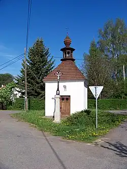 Stěžov, kaplička na návsi