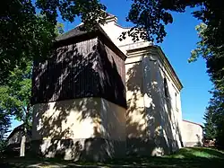 Kostel od západu, v popředí zvonice