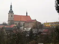 Kostel, obecní úřad a škola