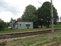 Pohled na zastávku z vlaku.