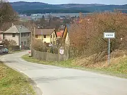 Vjezd do obce od Ždírce, na pozadí komplex průmyslové zóny