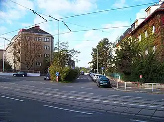Začátek střešovické části ulice při pohledu z křižovatky s Myslbekovou ulicí