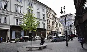 Střední část východní strany ulice Na Perštýně (or. č. zleva 12 až 4); v pozadí je viditelné ústí Martinské ulice)